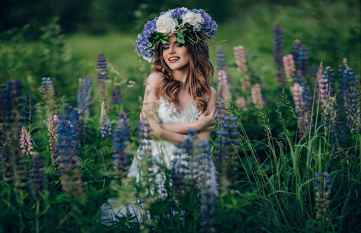 Фото Девушка с венком из цветов на голове стоит в поле, фотограф Анна Киселева