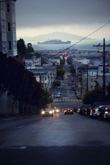 Фото Ночной город San Francisco / Сан - Франциско, по дороге едут автомобили, by Luca PisanuFollow