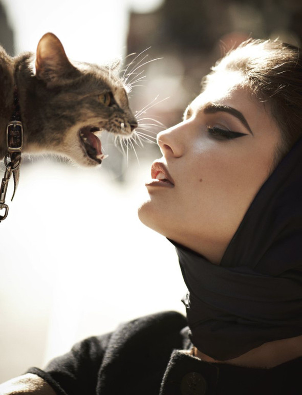 Фото Экс-супермодель Кендра Спирс и кошка перед ней, фотограф Mariano Vivanco / Мариано Виванко