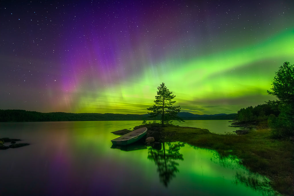 Фото Причаленная лодка на фоне красочного неба, фотограф Ole Henrik Skjelstad