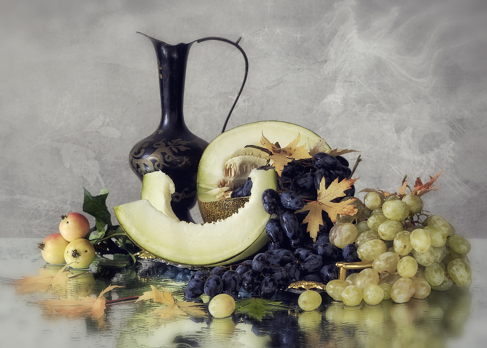 Фото Кувшин, виноград с дыней и листья на столе - осенний натюрморт, by Daykiney