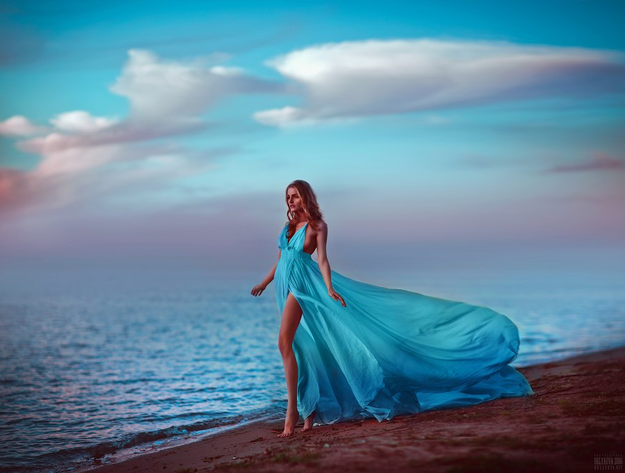 Женщина в платье на море