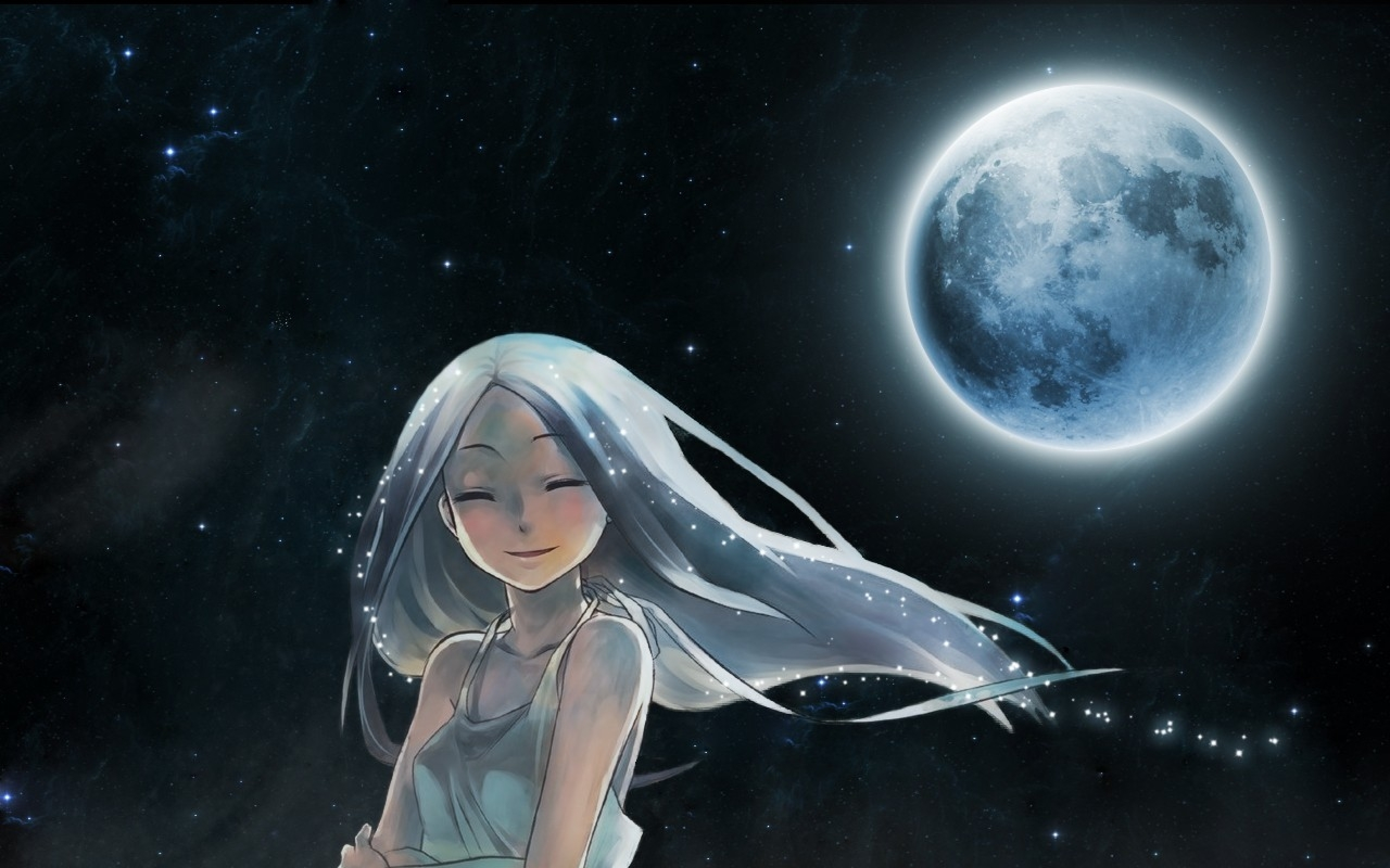 Фото Девушка с светлячками на волосах стоит под луной улыбаясь