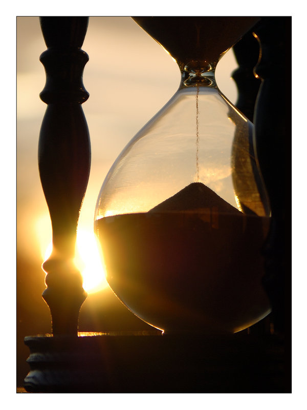 Фото Песочные часы в свете заходящего солнца