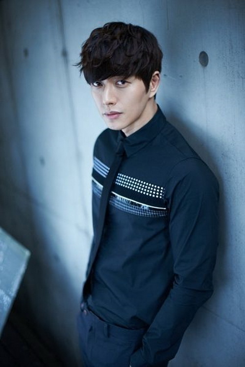 Фото Южнокорейский актер Пак Хэ Джин / Park Hae Jin стоит у стены