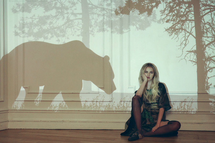 Фото Девушка сидит на полу у стены, на которую падает тень деревьев и медведя, by M0THart