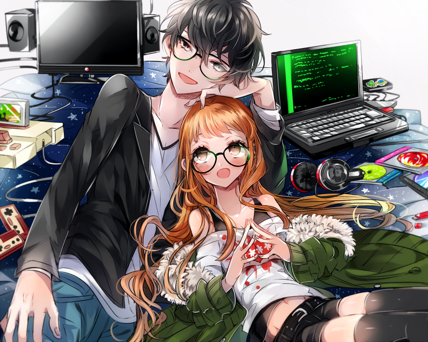 Фото Парень с девушкой, оба в очках, лежат рядом, за ними стоят ноутбук и компьютер