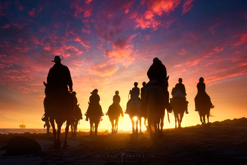 Фото Всадники на лошадях на фоне заката, фотограф Michael Shainblum
