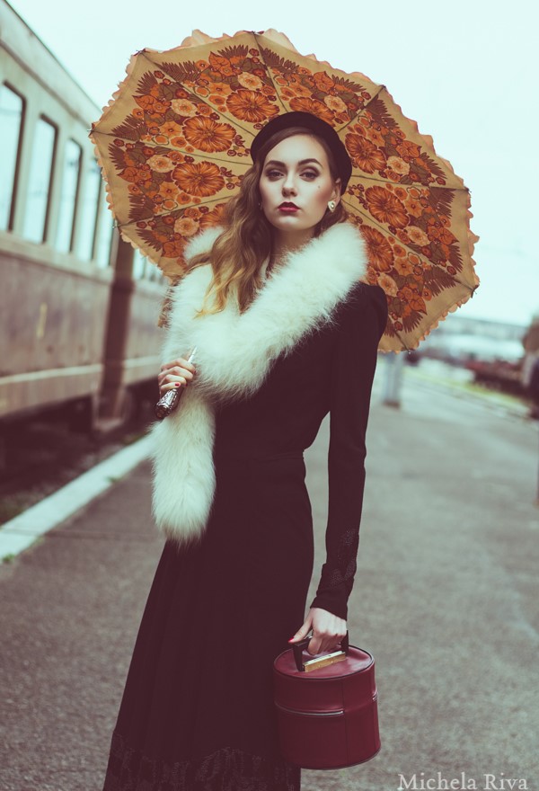 Фото Девушка с сумочкой и зонтом, by Michela-Riva