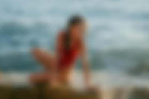 Фото Девушка в красном купальнике сидит у воды, фотограф Irella Konof