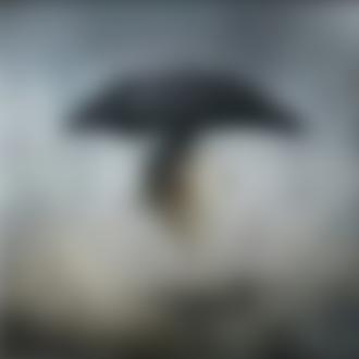 Фото Обнаженный мужчина стоит в воде, спрятался от проливного дождя под раскрытым зонтиком, афиша фильма Человек дождя / Rain Man