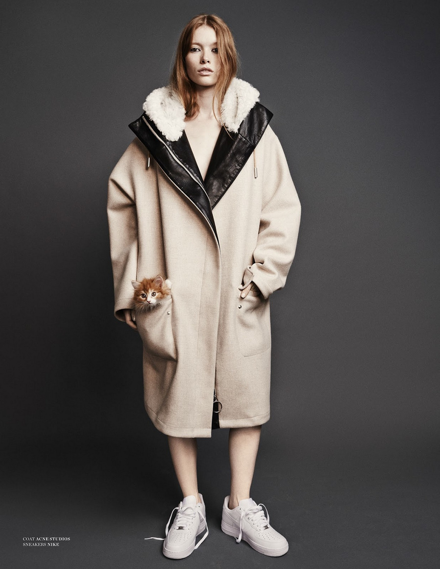 Фото Девушка в пальто с котенком в кармане рекламирует сникеры Nike, by Hasse Nielsen