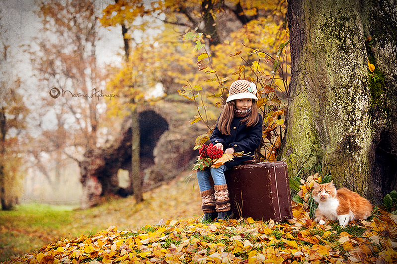 Фото В осеннем лесу девочка сидит на старом чемодане, рядом сидит кот, фотограф Марина Айдинян