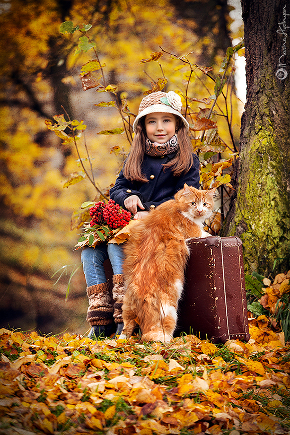 Фото В осеннем лесу девочка сидит на старом чемодане, рядом на задних лапках стоит кот, фотограф Марина Айдинян