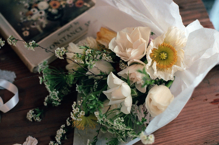 Фото Букет цветов лежит на столе