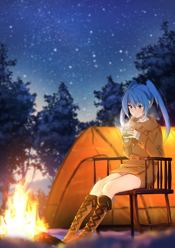 Фото Vocaloid Hatsune Miku / Вокалоид Хатсуне Мику пьет чай около костра на фоне палатки, by Domo1220