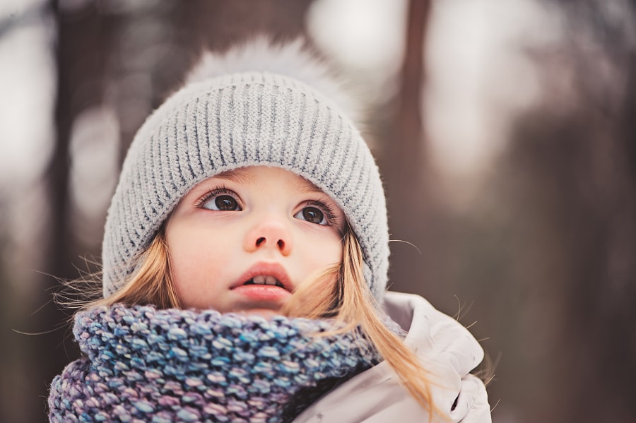 Фото Милая девочка в шапочке и шарфе смотрит вверх, фотограф Мария Евсеева милая