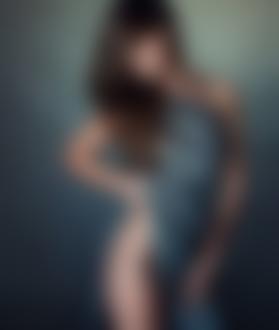 Фото Девушка в платье, с оголенной ножкой, фотограф Шон Арчер / Sean Archer