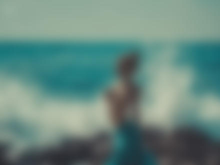 Фото Полуобнаженная девушка стоит на фонек волны, фотограф Dan Hecho