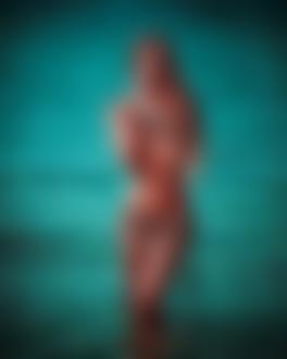 Фото Девушка стоит в воде, закрыв грудь руками, ву Светлана Беляева