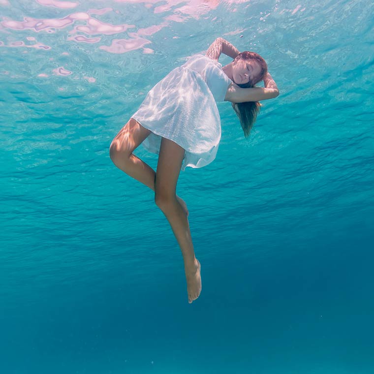 Девушка в платье под водой