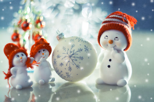Фото Новогодние снеговики в вязанных шапочках и шар, фотограф Юлия ...