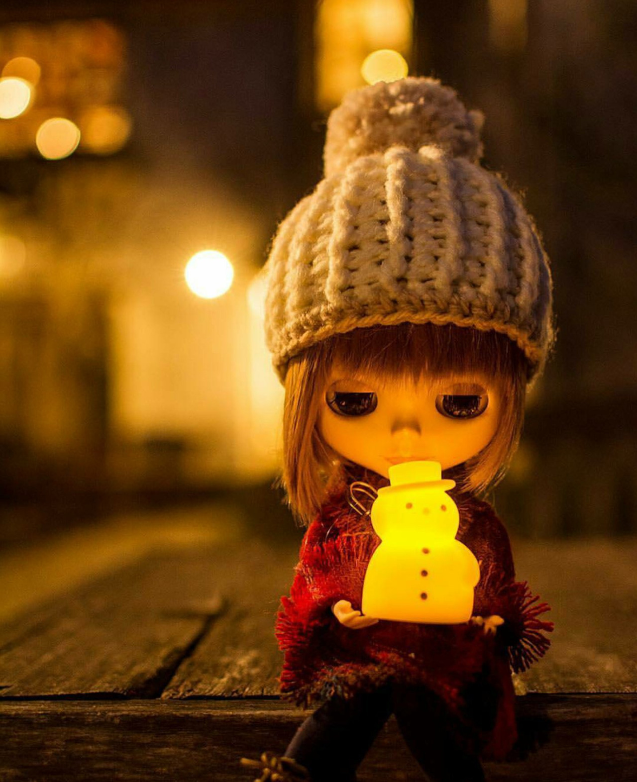 Фото Девочка-кукла со снеговиком в руках