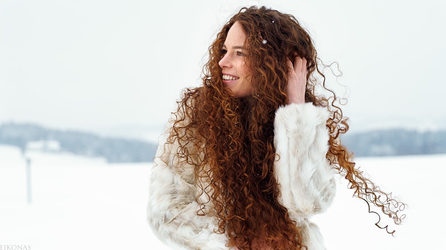 Фото Девушка с длиннными красивыми волосами стоит под падающим снегом, by EIKONAS Painting With Light