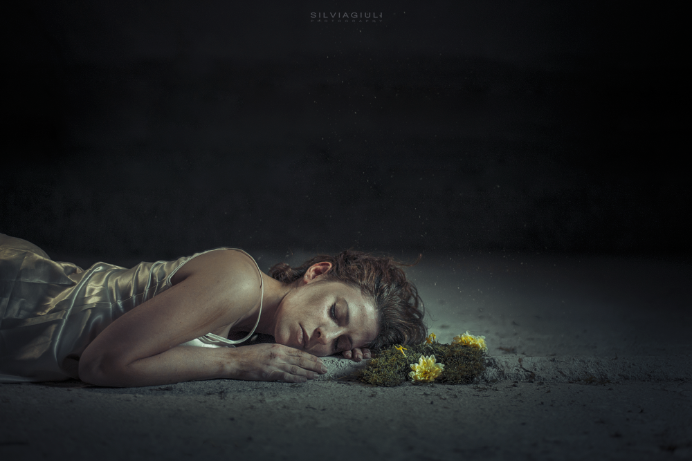 Фото Девушка лежит на земле перед желтыми цветами, by silvia-giuli