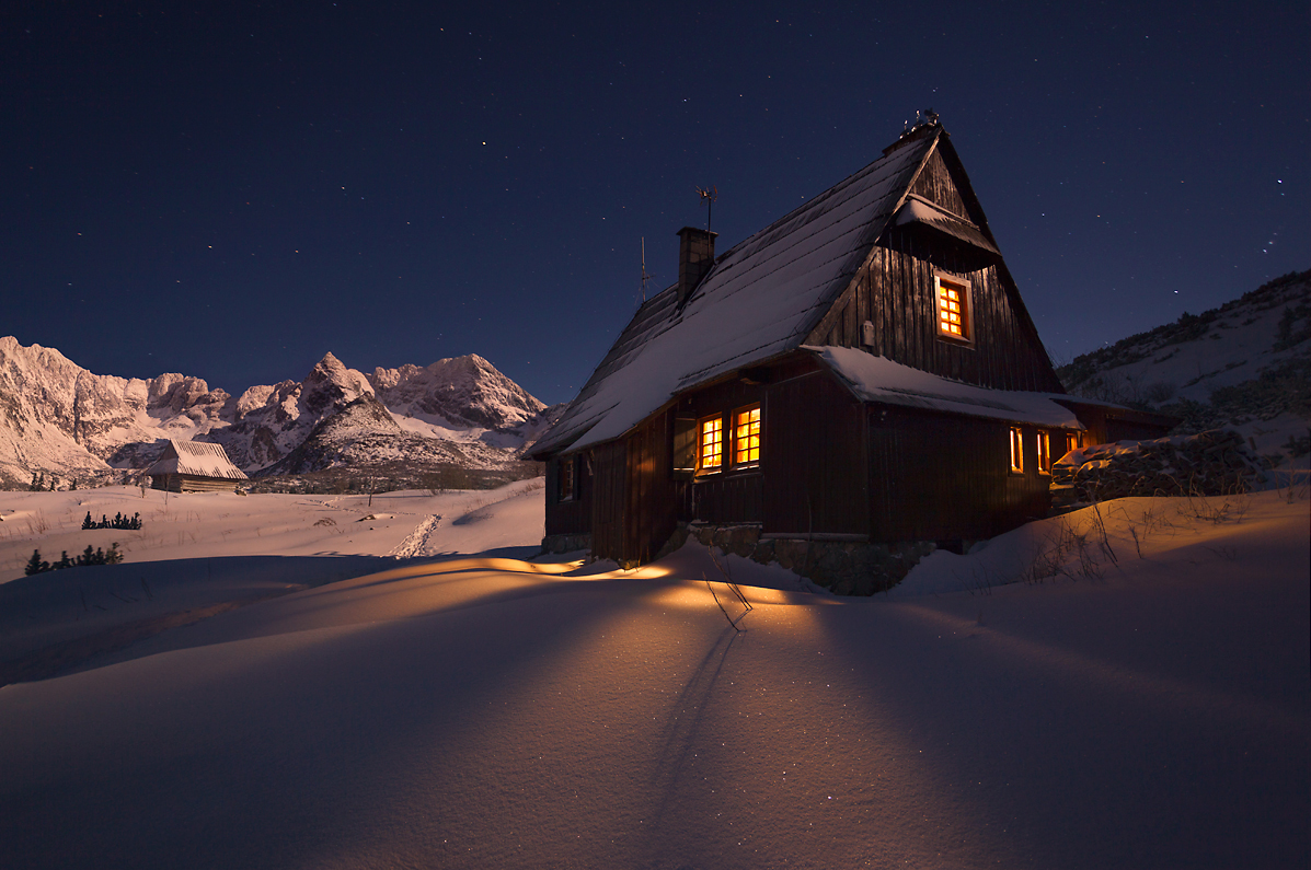 Фото Деревянный домик под зимним ночным небом, фотограф Karol Nienartowicz