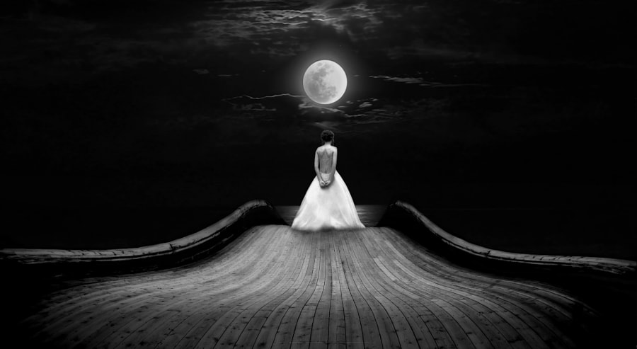 Фото Девушка стоит на дороге на фоне полной луны, фотограф Nikos Bantouvakis