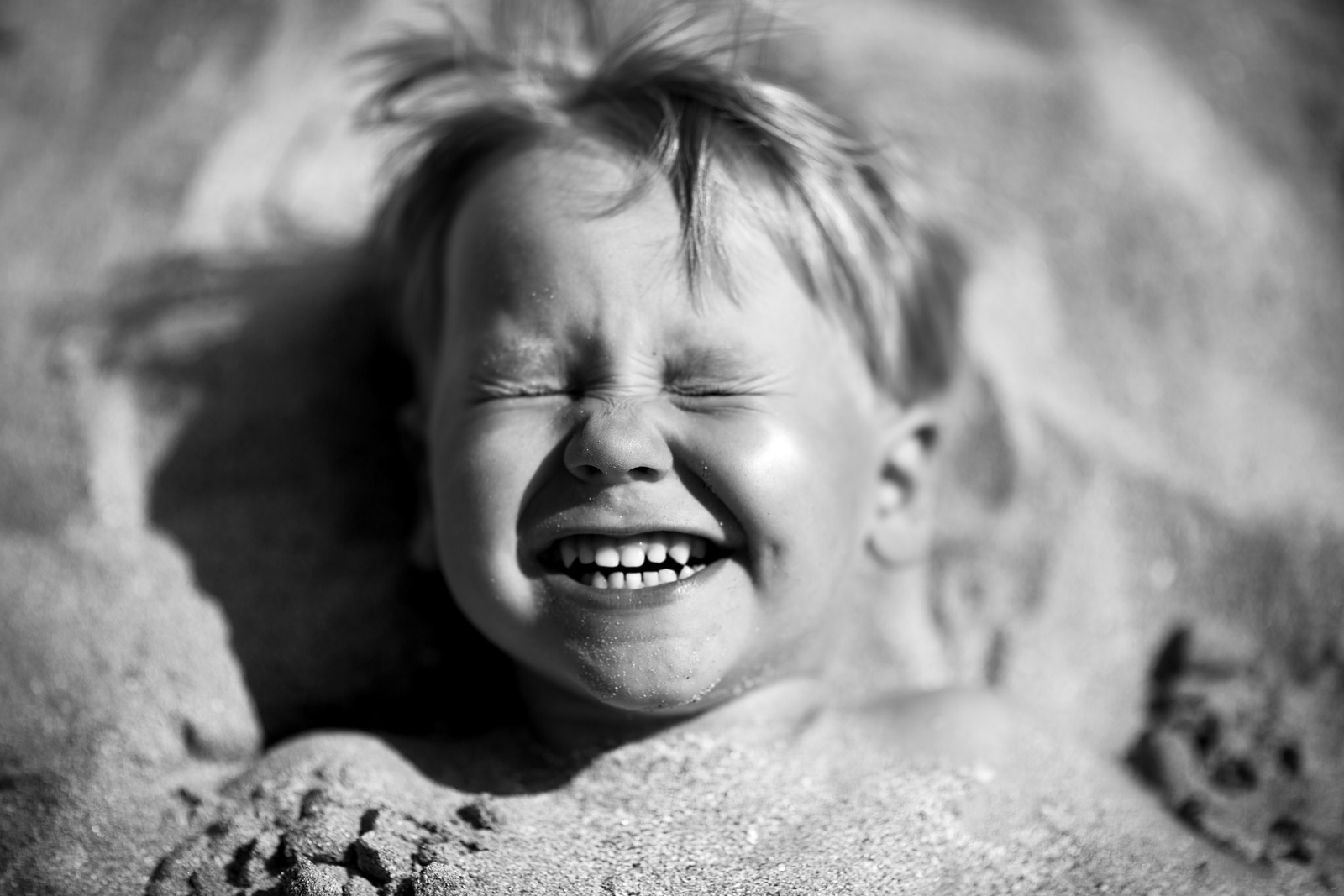 Смех про детей. Дети смеются. Дети черно белое. Счастливый ребенок. Счастливые лица детей.