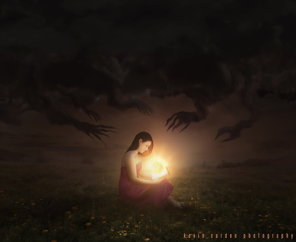 Фото Девушка с солнцем в руках сидит в поле и к ней тянутся руки демонов, by kevron2001