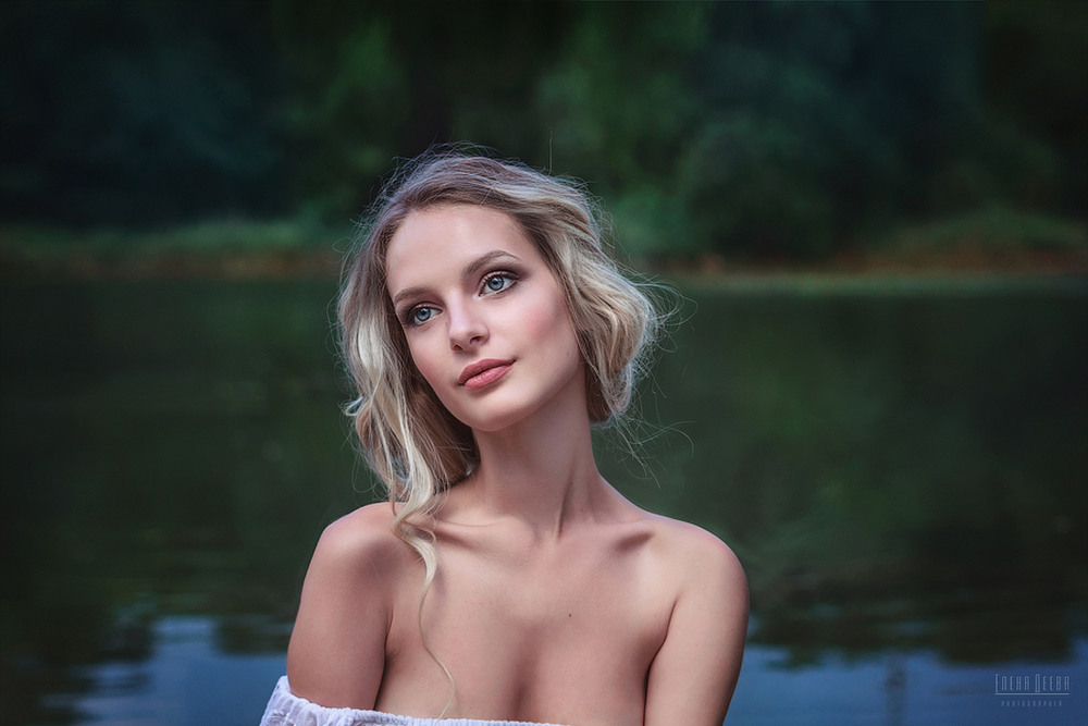 Фото Милая девушка на фоне водоема, фотограф Елена Деева