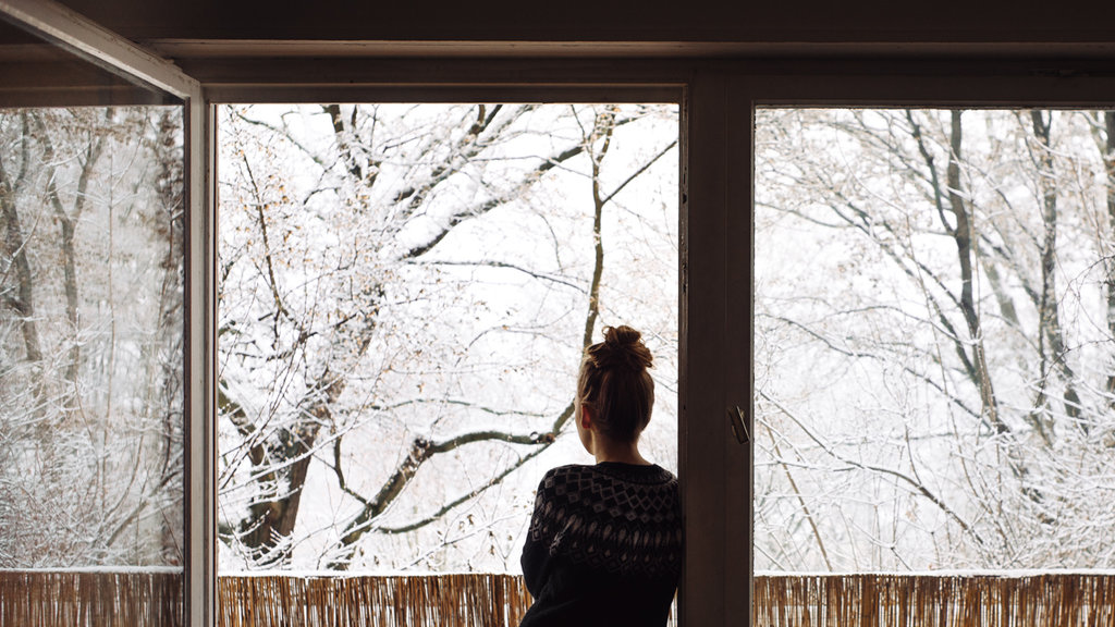 Фото Девушка стоит на балконе и смотрит на зимние деревья, фотограф Rona-Keller