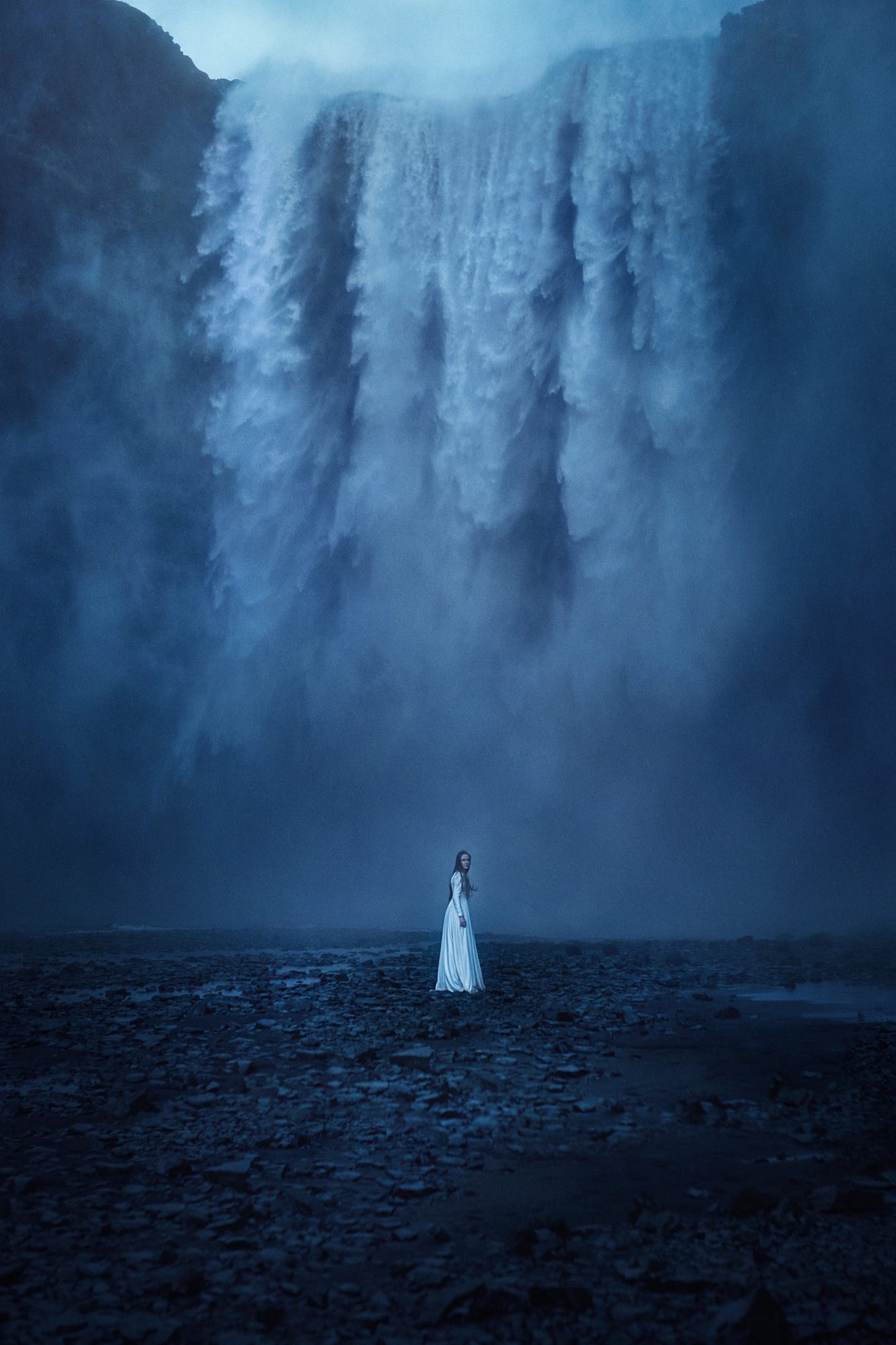 Фото Девушка в длинном платье стоит на фоне водопада, фотограф TJ Drysdale