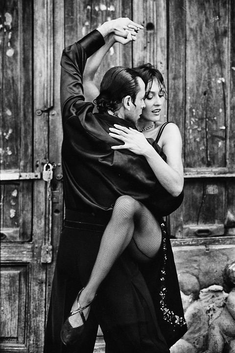 Фото Танцующие танго парень с девушкой