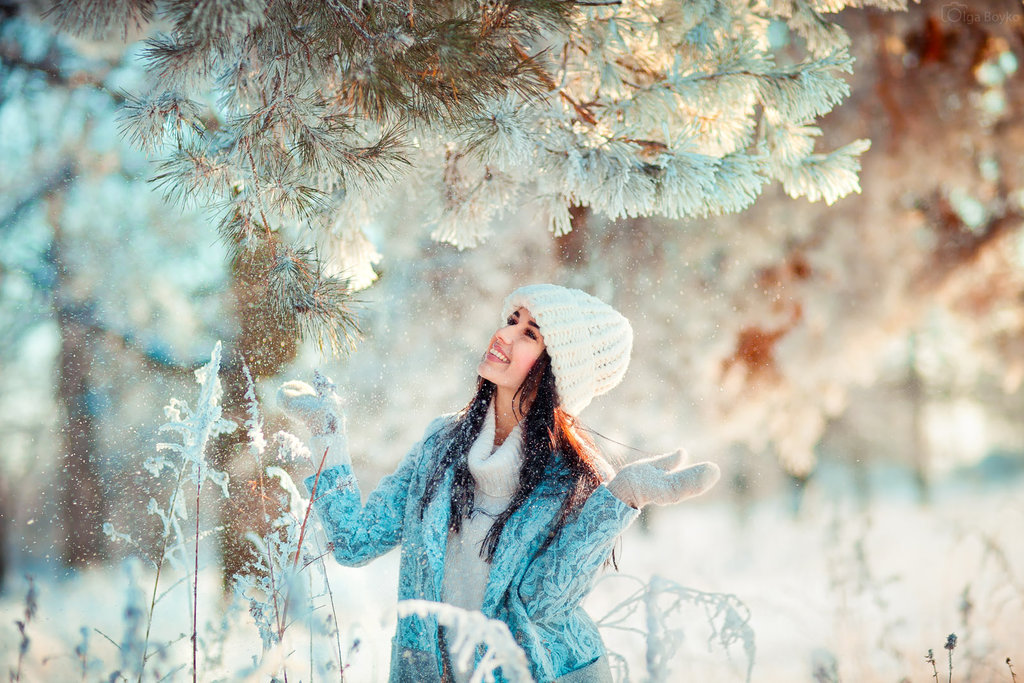  Девушка стоит у зимнего дерева, by OlgaBoyko