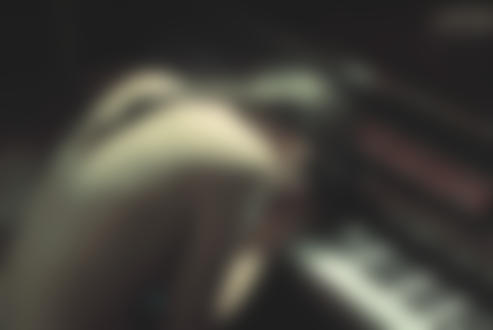 Фото Девушка опустила голову на клавиши пианино, фотограФ Fed J. McKinnon