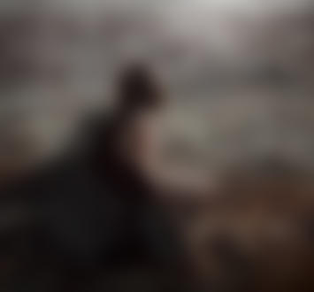 Фото Обнаженная девушка с крыльями черного ангела сидит на земле, фотограф Ирина Джуль