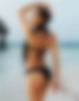 Фото Модель Ирина Шейк / Irina Sheik в черном купальнике на фоне морского летнего пейзажа