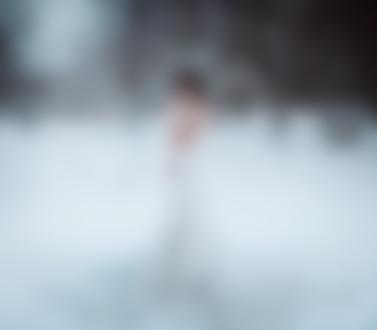 Фото Девушка в длинном наряде, с обнаженным животом, стоит на снегу, фотограф Светлана Беляева
