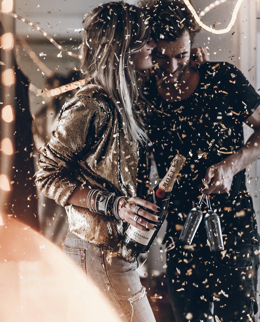 Фото На влюбленных с бокалами и шампанским в руке падают золотые конфетти