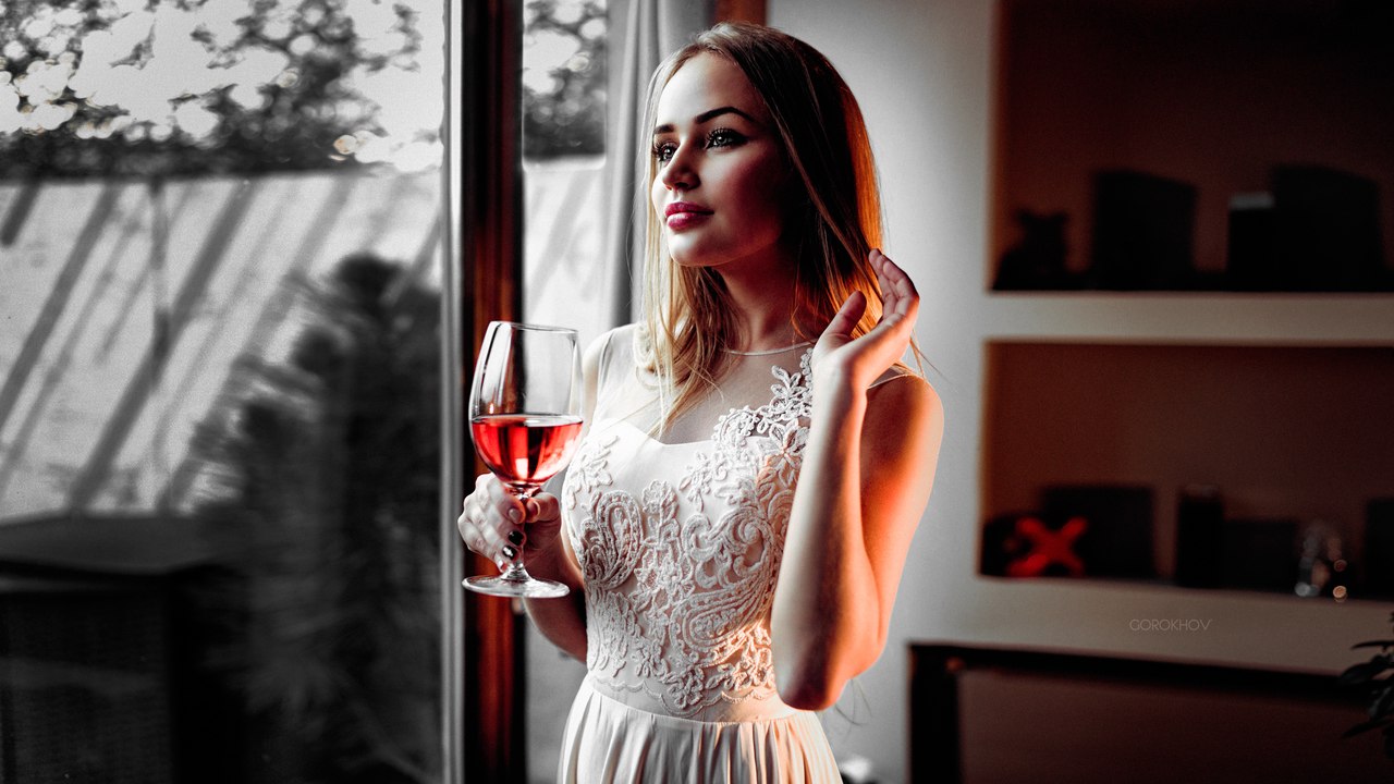 Девушка с бокалом вина в руке картинки