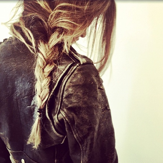 Фото Девушка в потертой кожаной куртке