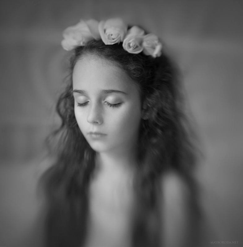 Фото Маленькая девочка в венке из роз на размытом фоне черно-белые, by Alina Mayboroda