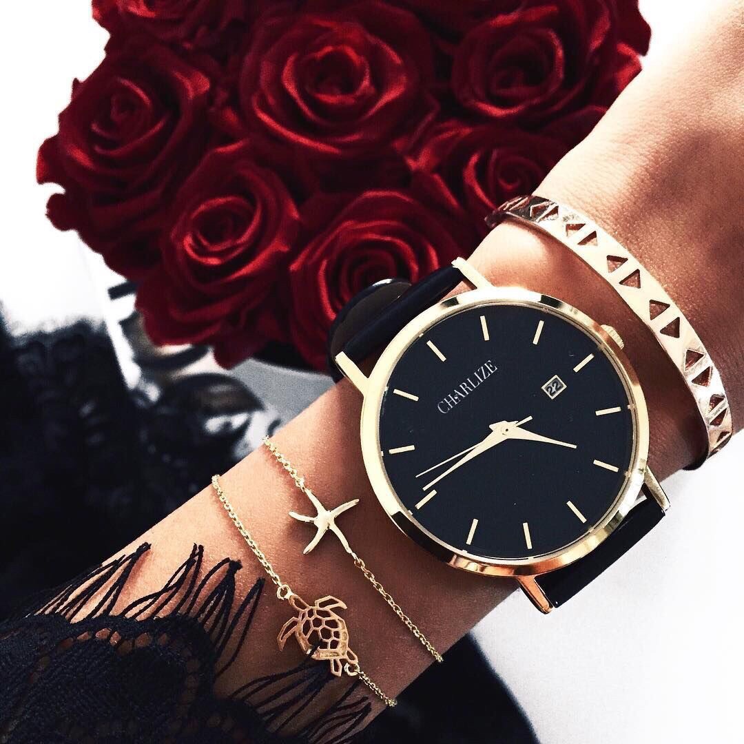 Фото На руке девушки часы и браслеты, а также рядом букет темно-красных роз