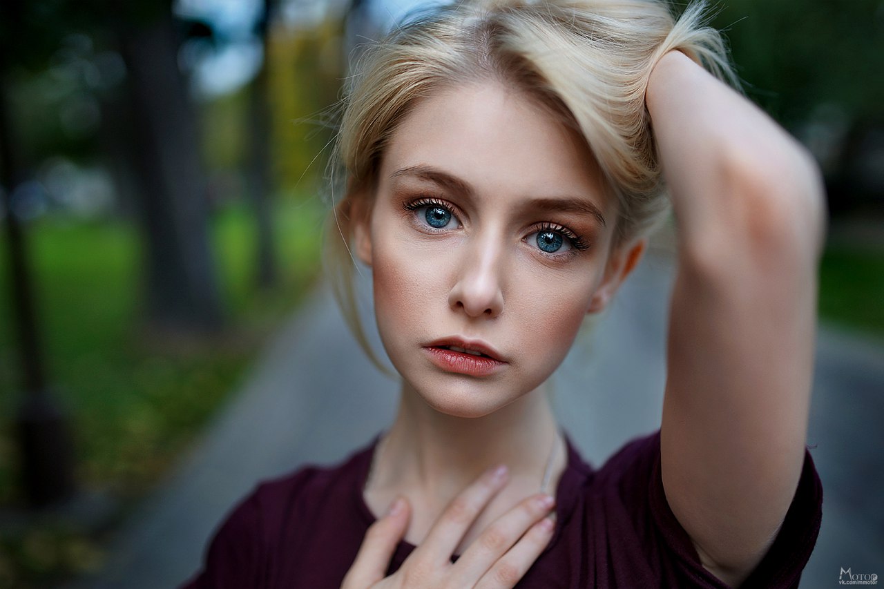 Натуральная блондинка с голубыми глазами