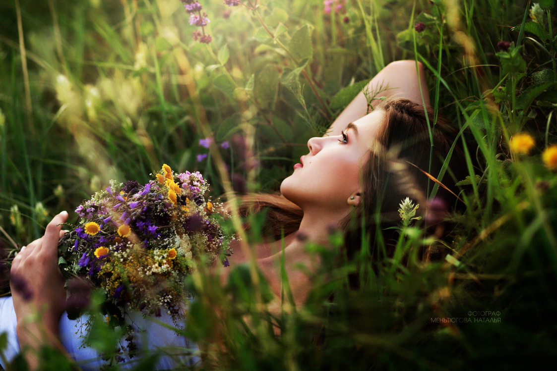 Фото Красивая девушка лежит в траве с букетом луговых цветов. Фотограф Наталья Меньтюгова