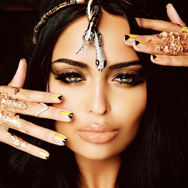Фото Модель Нита Кузьмина с золотыми украшениями на руках